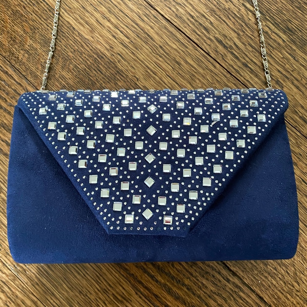 Stunning clutch with silver chain